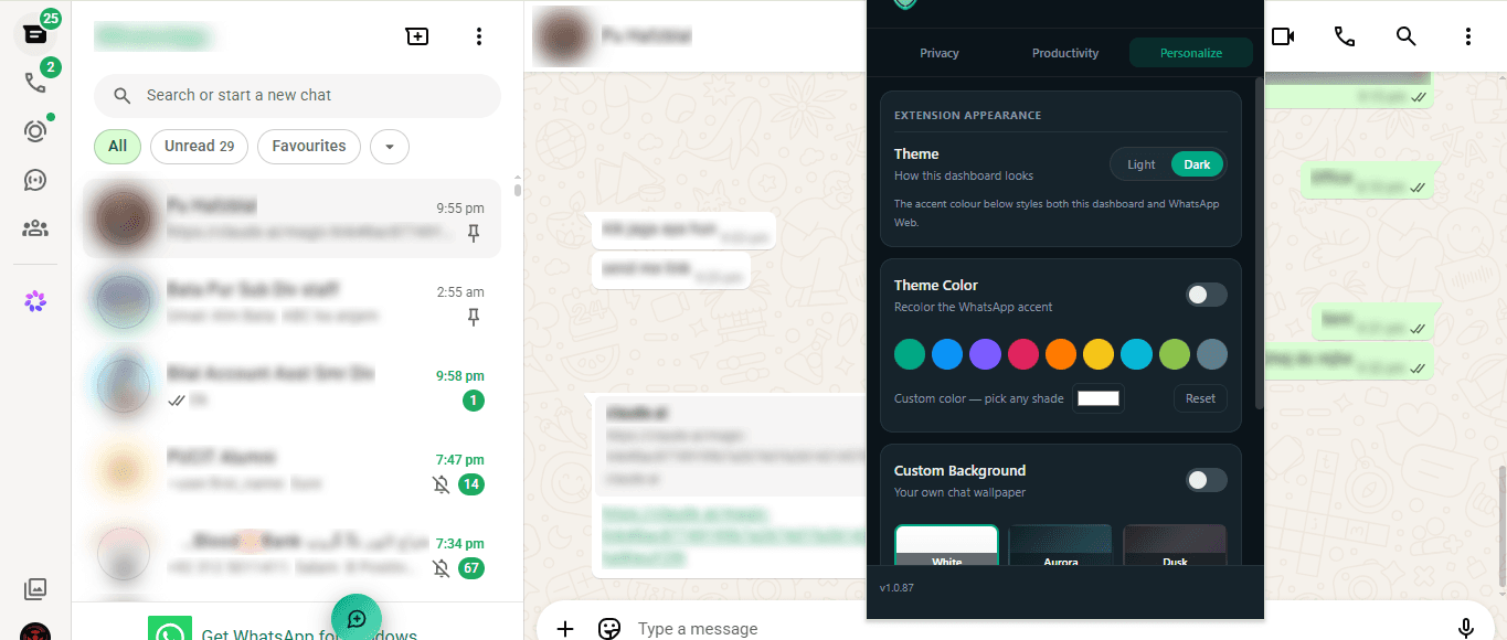 The Personalize panel — choosing an accent color and a chat background.